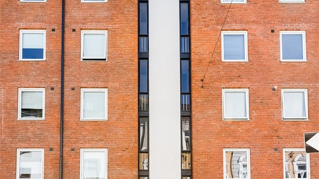 Christies gate 15 ligger idyllisk til mot en rolig og grønn bakgård ved Birkelunden på øvre Grünerløkka.