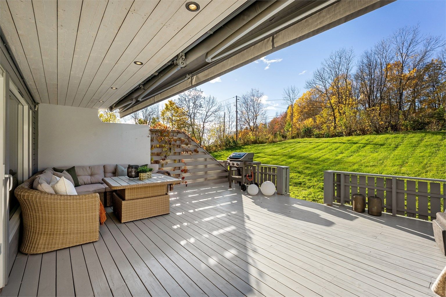 Lys, flott og meget romslig 2-roms selveierleilighet med stor og solrik terrasse på 35 kvm og direkte adkomst til fellesområder