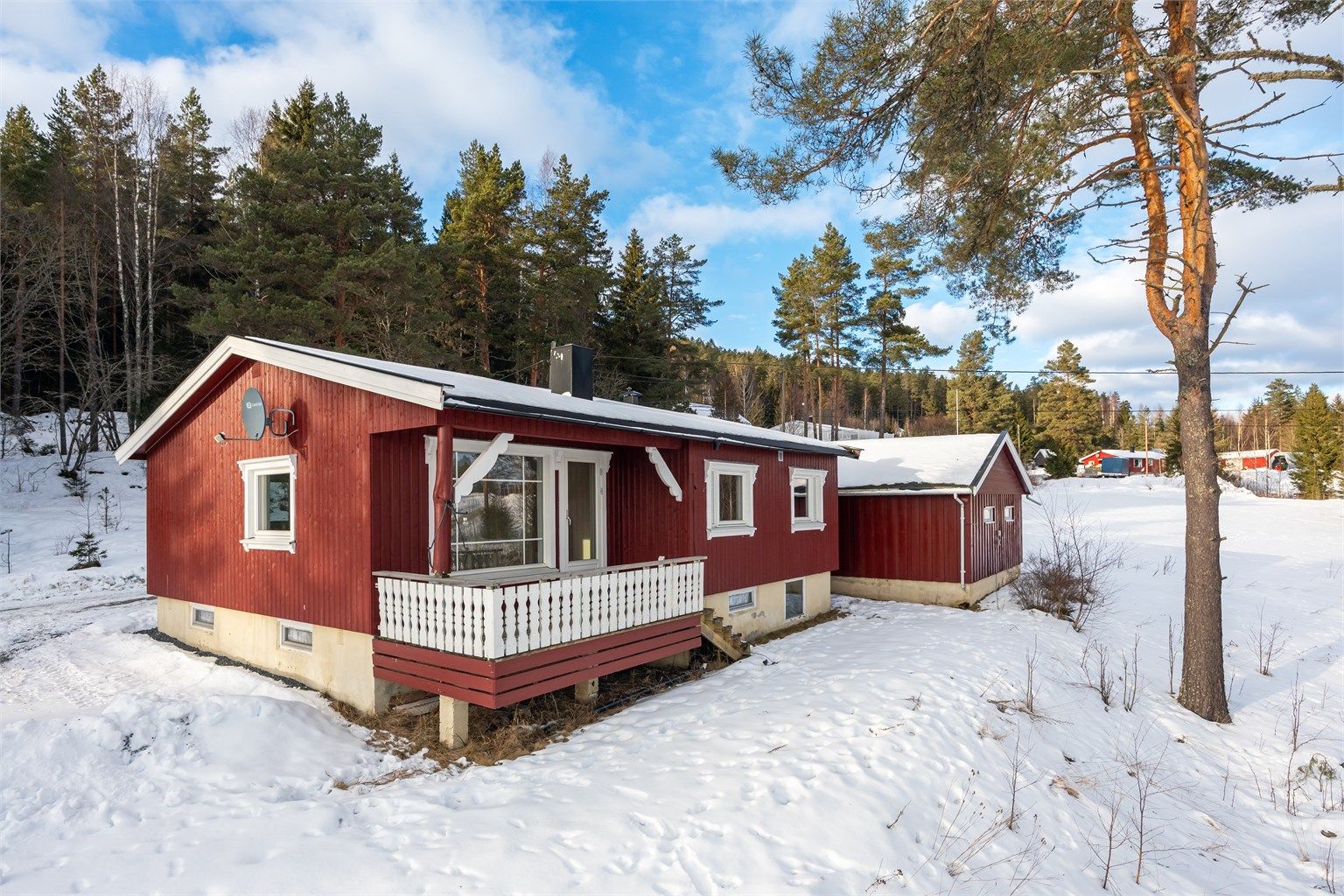 Eneboligen har ny utvendig kledning og etterisolering fra 2022, som sikrer et solid bygg.