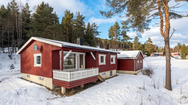 Eneboligen har ny utvendig kledning og etterisolering fra 2022, som sikrer et solid bygg.