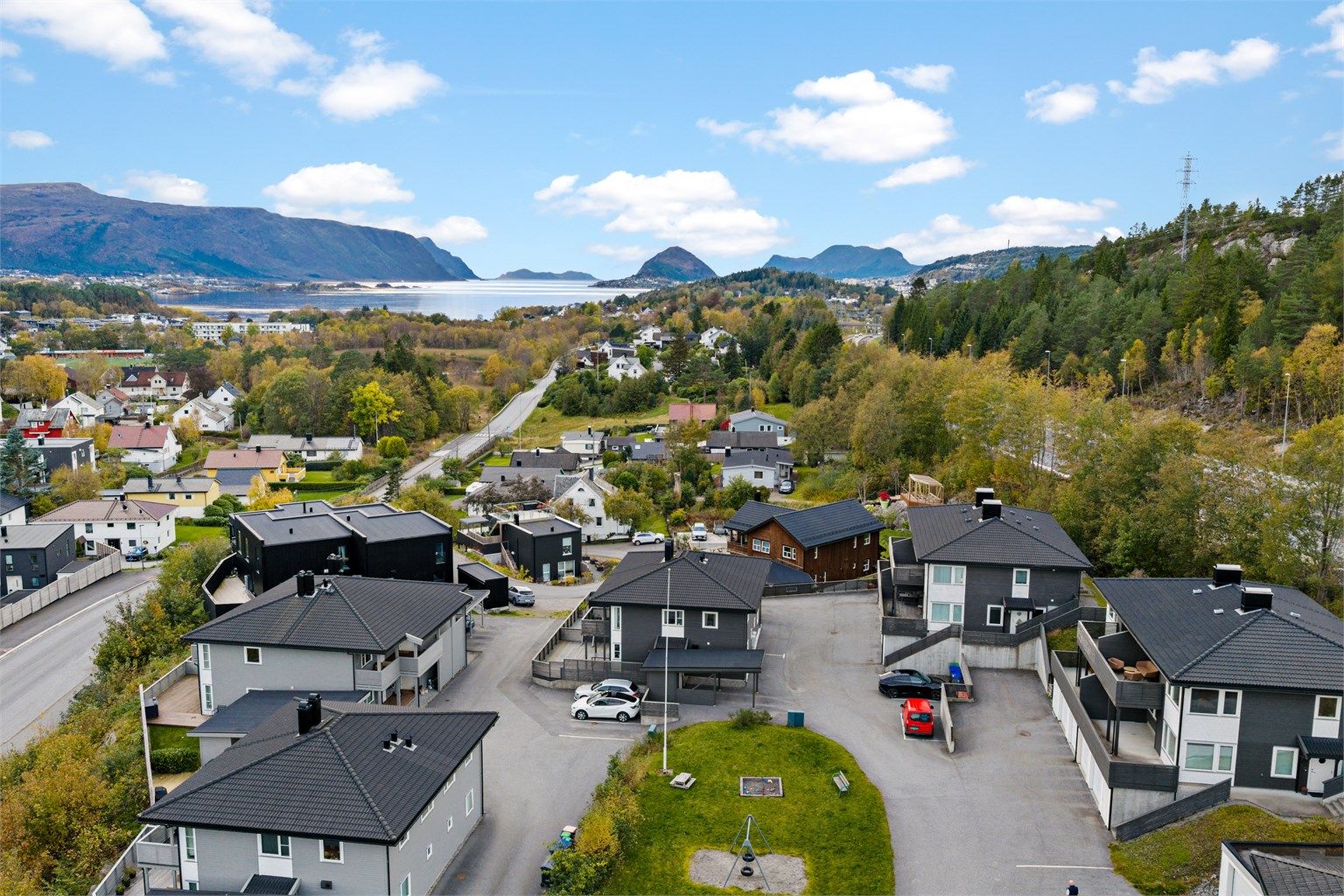 Eiendommen ligger i et rolig boligområde med utsikt mot fjorden og de omkringliggende fjellene.