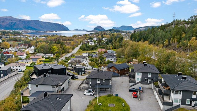 Eiendommen ligger i et rolig boligområde med utsikt mot fjorden og de omkringliggende fjellene.