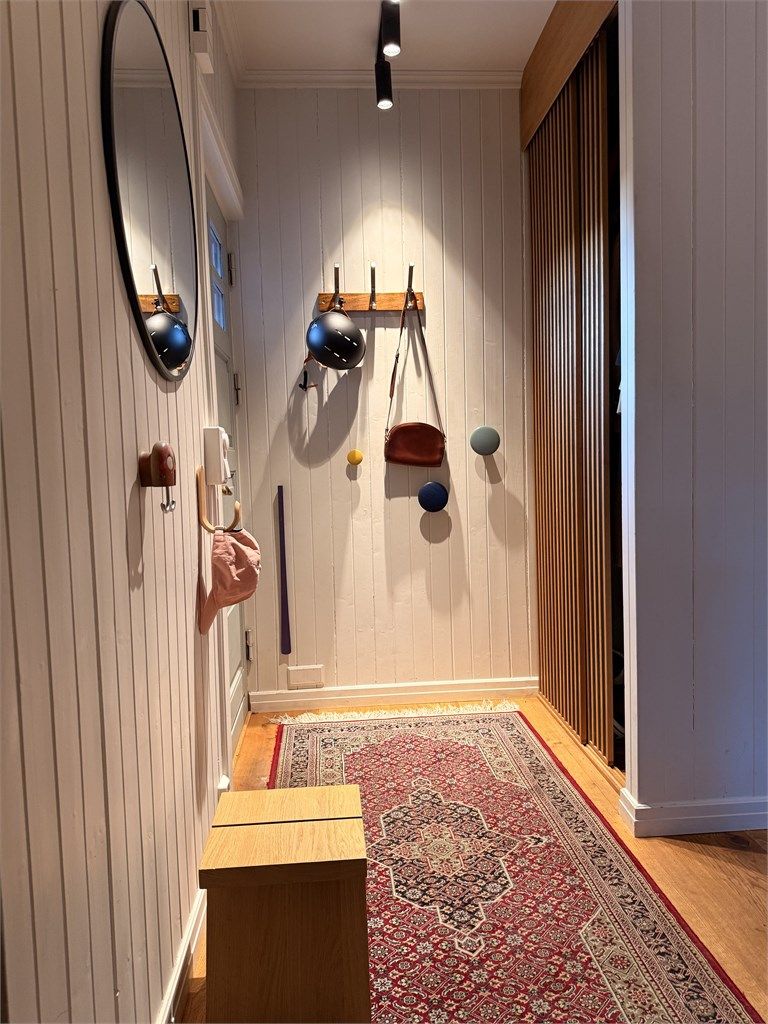 Her er det god oppbevaringsplass i et plassbygget garderobeskap.