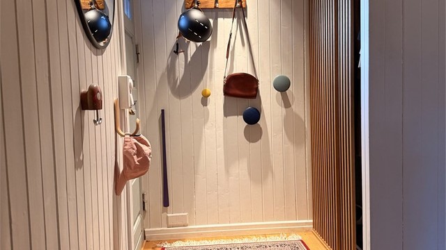 Her er det god oppbevaringsplass i et plassbygget garderobeskap.