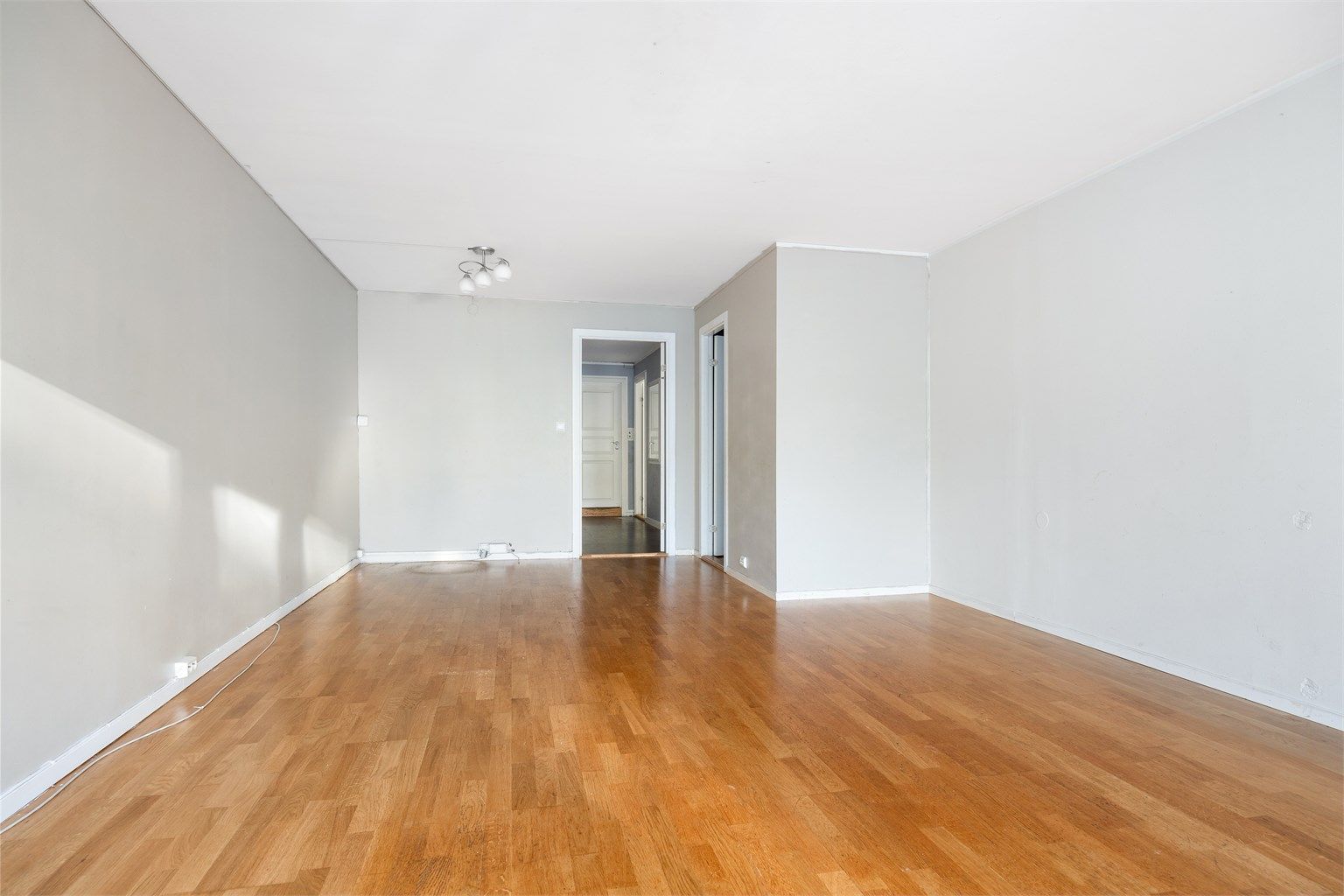 Stuen er lys og innbydende med plass til å møblere i soner. Her kan du møblere med sofa, salongbord og TV-seksjon, samt en spisegruppe om ønskelig. Fra stuen er det utgang til boligens store terrasse. 