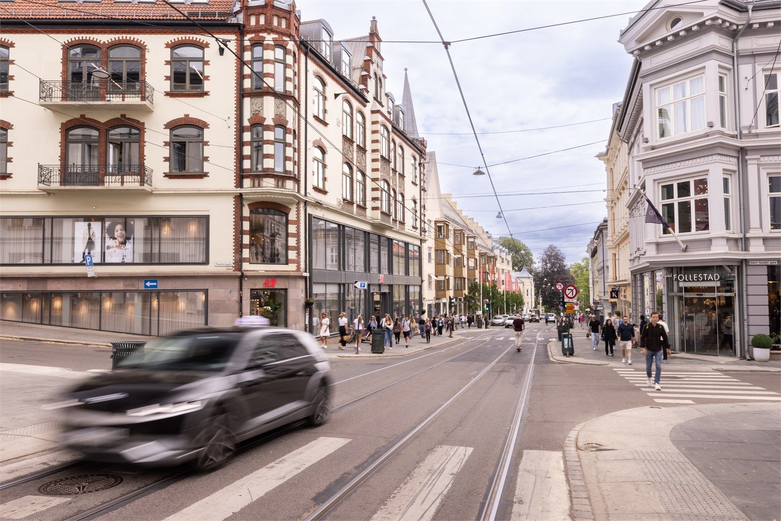 Bogstadveien, en av byens mest populære handlegater, ligger kun en kort spasertur unna.