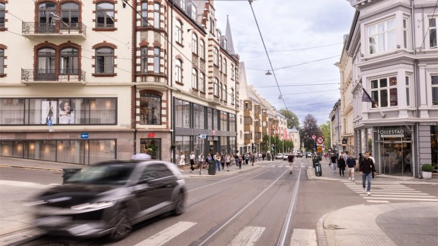 Bogstadveien, en av byens mest populære handlegater, ligger kun en kort spasertur unna.