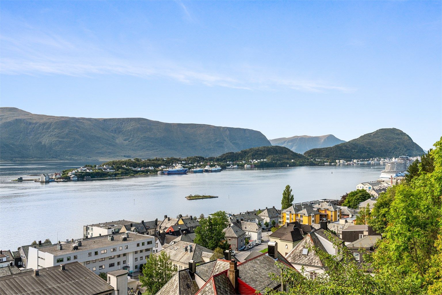 Fantastisk utsikt fra eiendommen mot bysentrum, Aspevågen og Hessa 