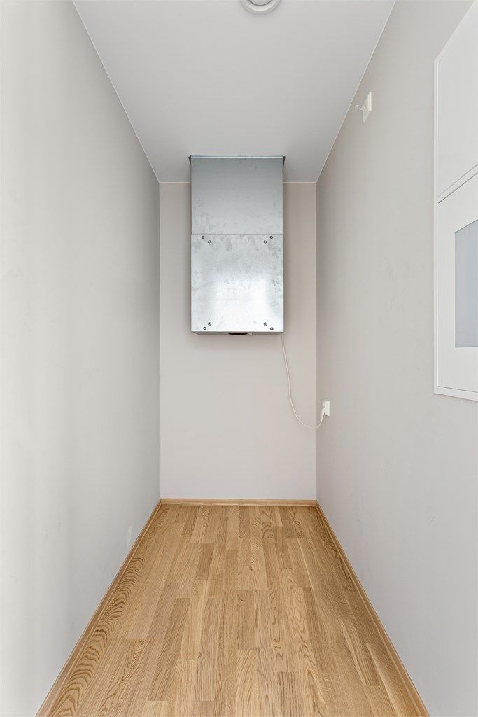 Innvendig bod med plass til ventilasjonsaggregatet og ekstra lagring.