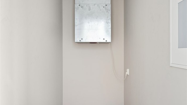 Innvendig bod med plass til ventilasjonsaggregatet og ekstra lagring.