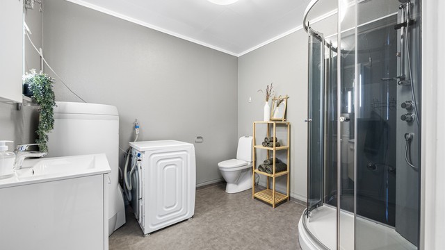 Badet har varmekabler i gulvet for økt komfort, og opplegg for vaskemaskin.