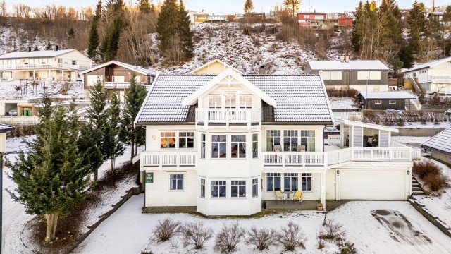 Velkommen til Saksviklia 65 - og denne flotte eneboligen beliggende i et veletablert og ettertraktet område på Saksvik!