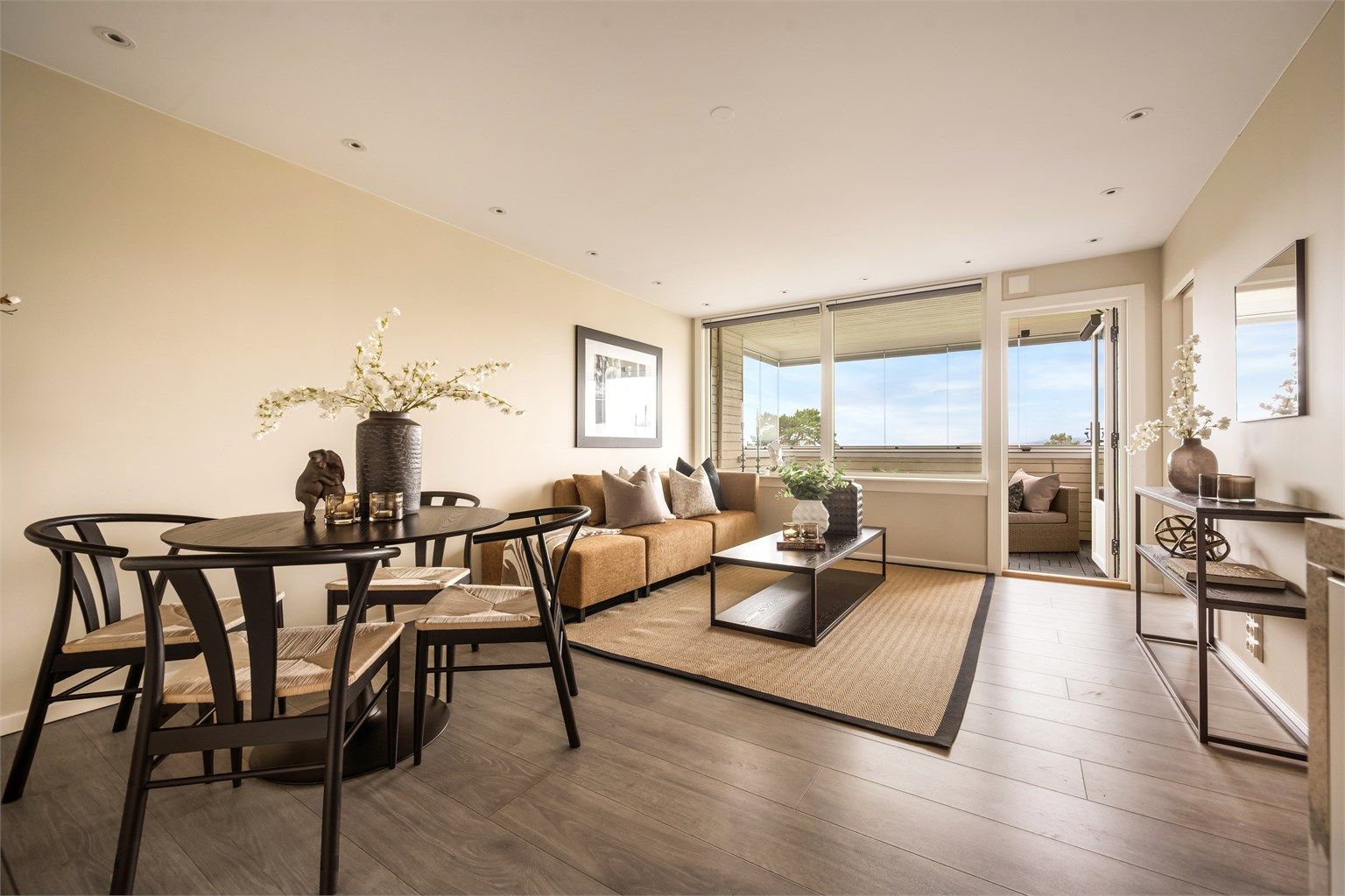 Med en gjennomtenkt og optimalisert planløsning er det god plass til stuemøblement. Spisebordet plasseres naturlig mellom sosial sone og kjøkken.