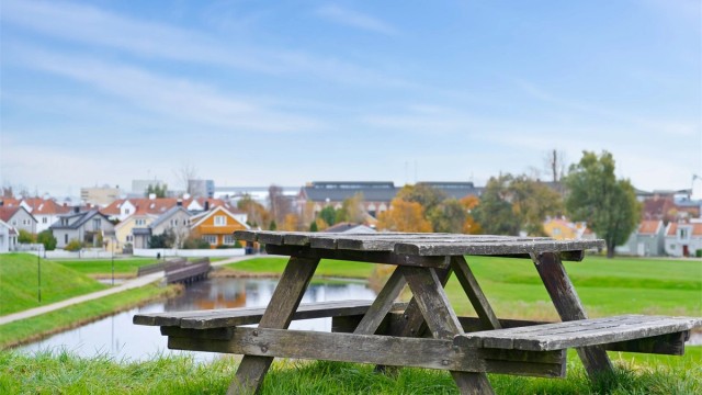 Grusveier langs vollgravene og festningsverket utgjør ypperlige turmuligheter i nærmiljøet.