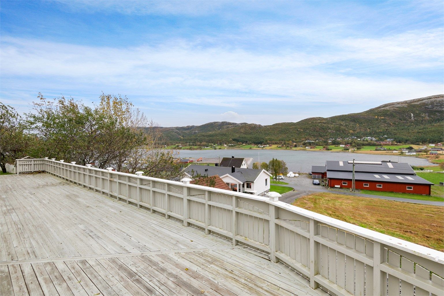 Fra huset er det ca. fem minutters gangavstand ned til fjorden og småbåthavna. 