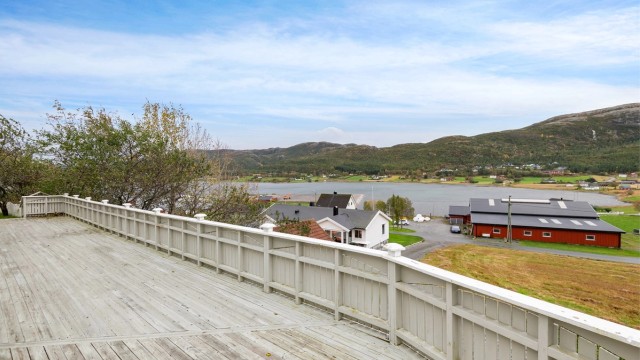 Fra huset er det ca. fem minutters gangavstand ned til fjorden og småbåthavna.