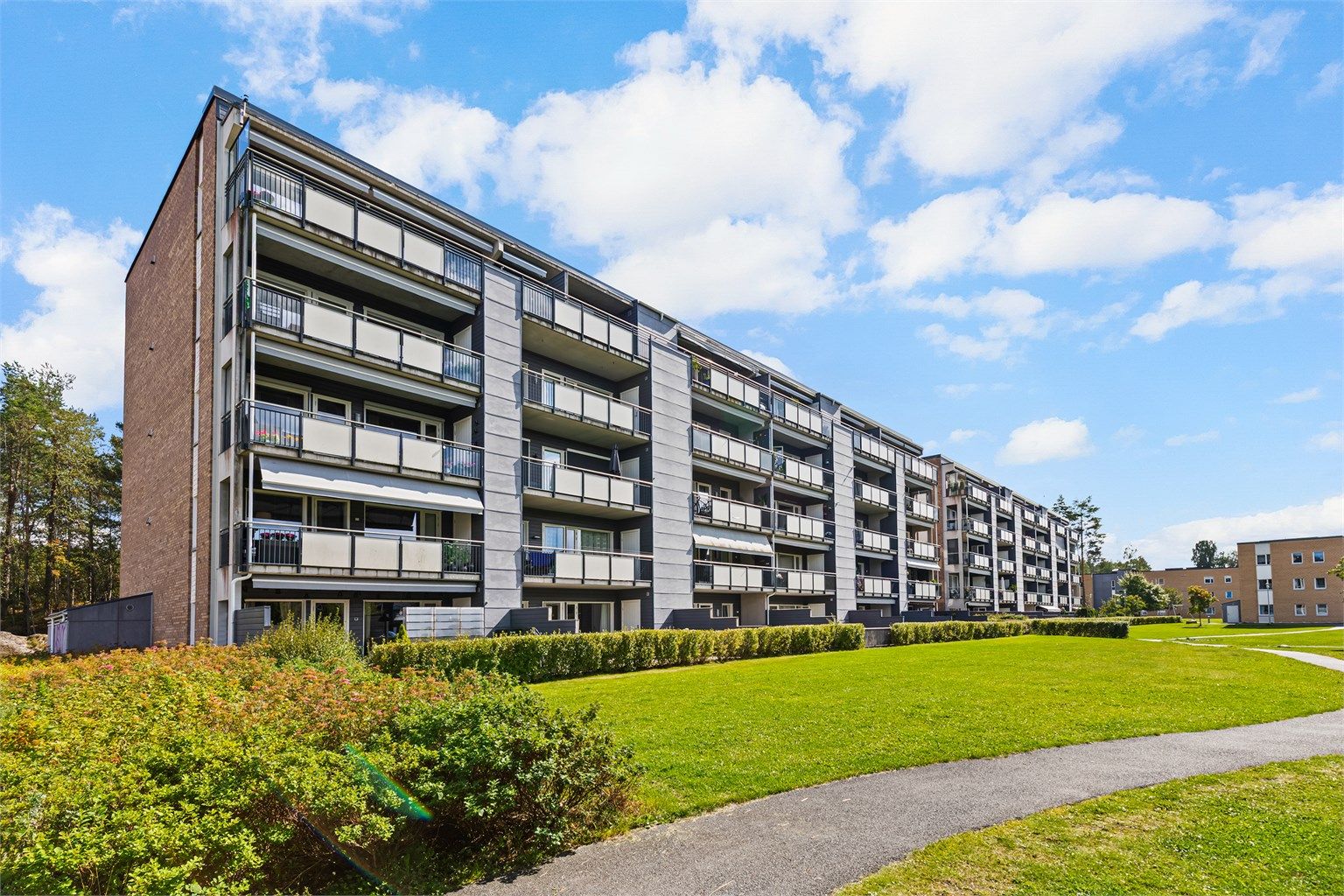 Moderne bygg fra 2013 - pent opparbeidete fellesområder med bl.a. gressplen og diverse beplantinger
