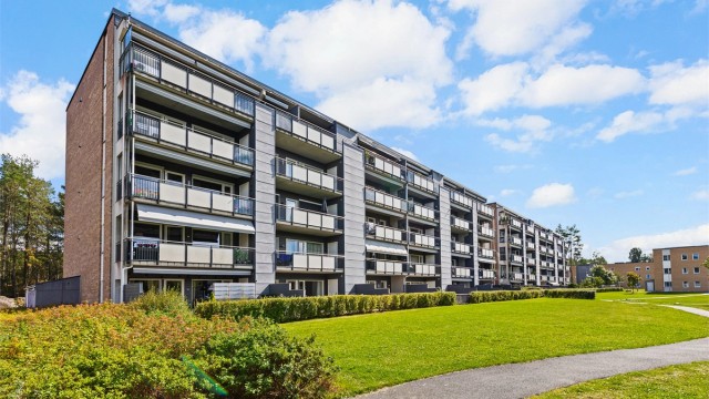 Moderne bygg fra 2013 - pent opparbeidete fellesområder med bl.a. gressplen og diverse beplantinger