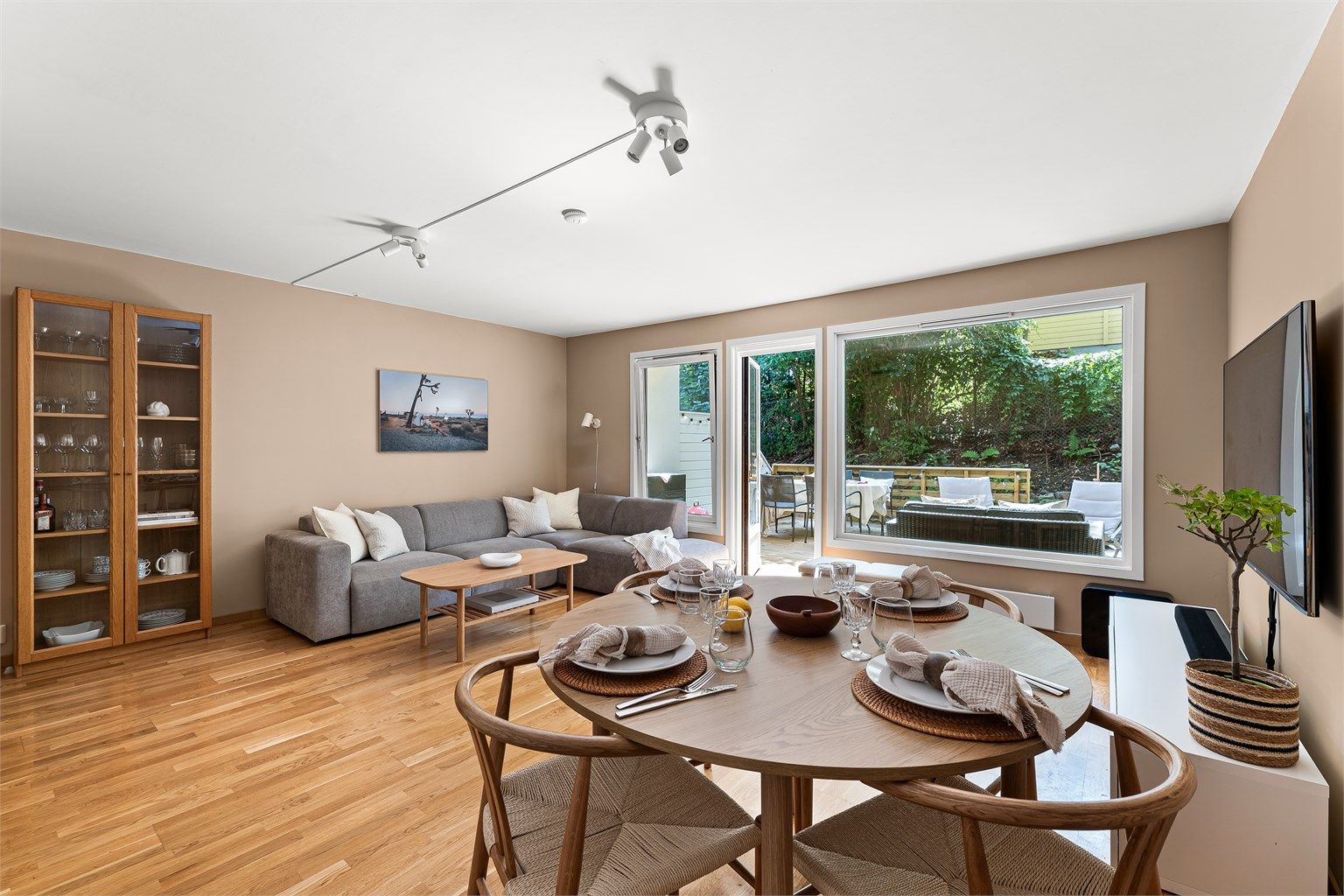 Pen 3-roms med godt utnyttet planløsning. Stor markterrasse. Solrikt. Enkel adkomst. Disponerer garasjeplass. 