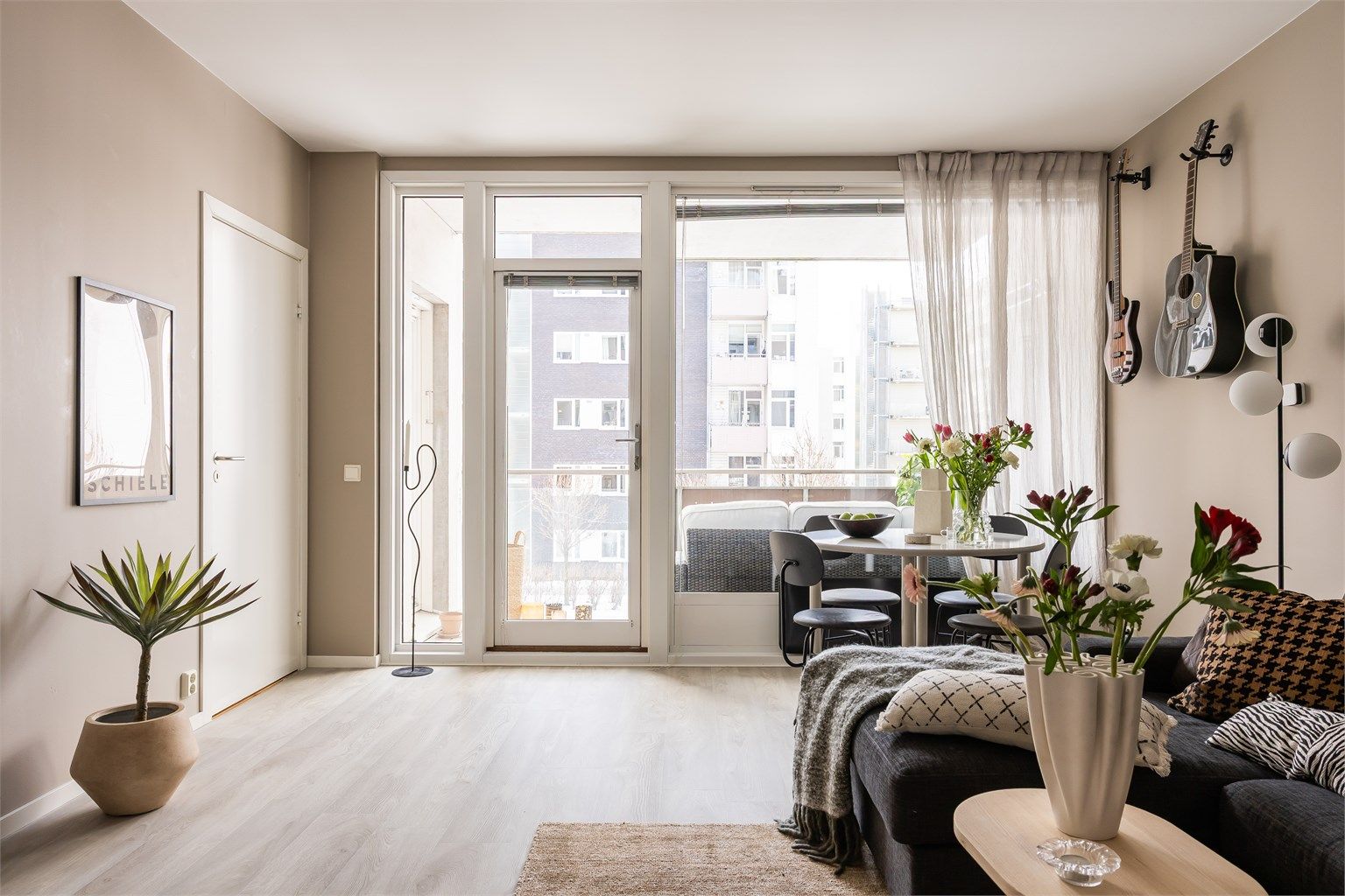 Lys og pen stue med malte veggflater og nytt laminatgulv i 2023.