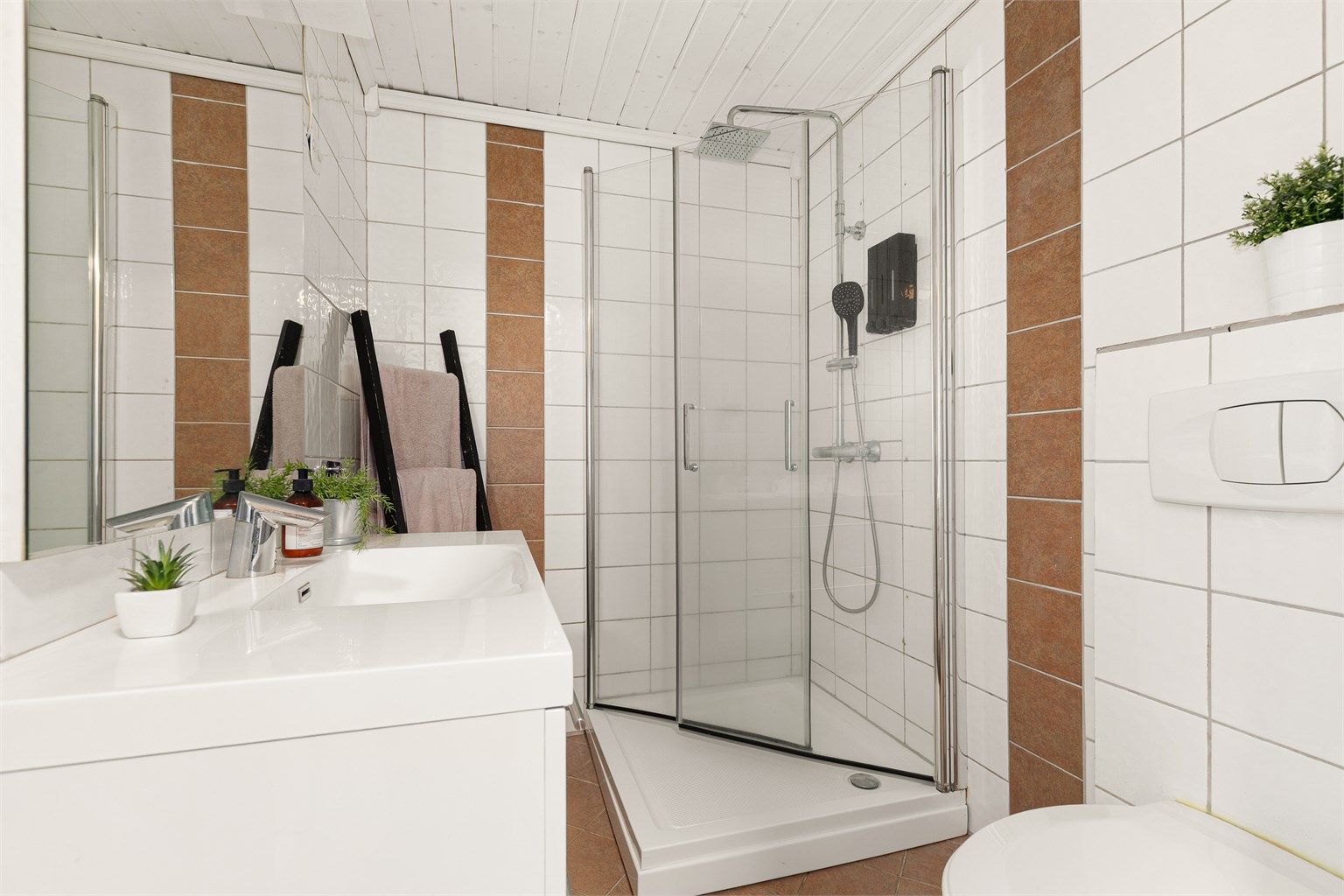 Badet i 2.etg er todelt - End el med servant, wc og dusj 
