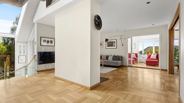 Fra den flotte trappen hvor lyset strømmer fra sidevinduer og takvindu, kommer man opp til en sosial og åpen etasje.