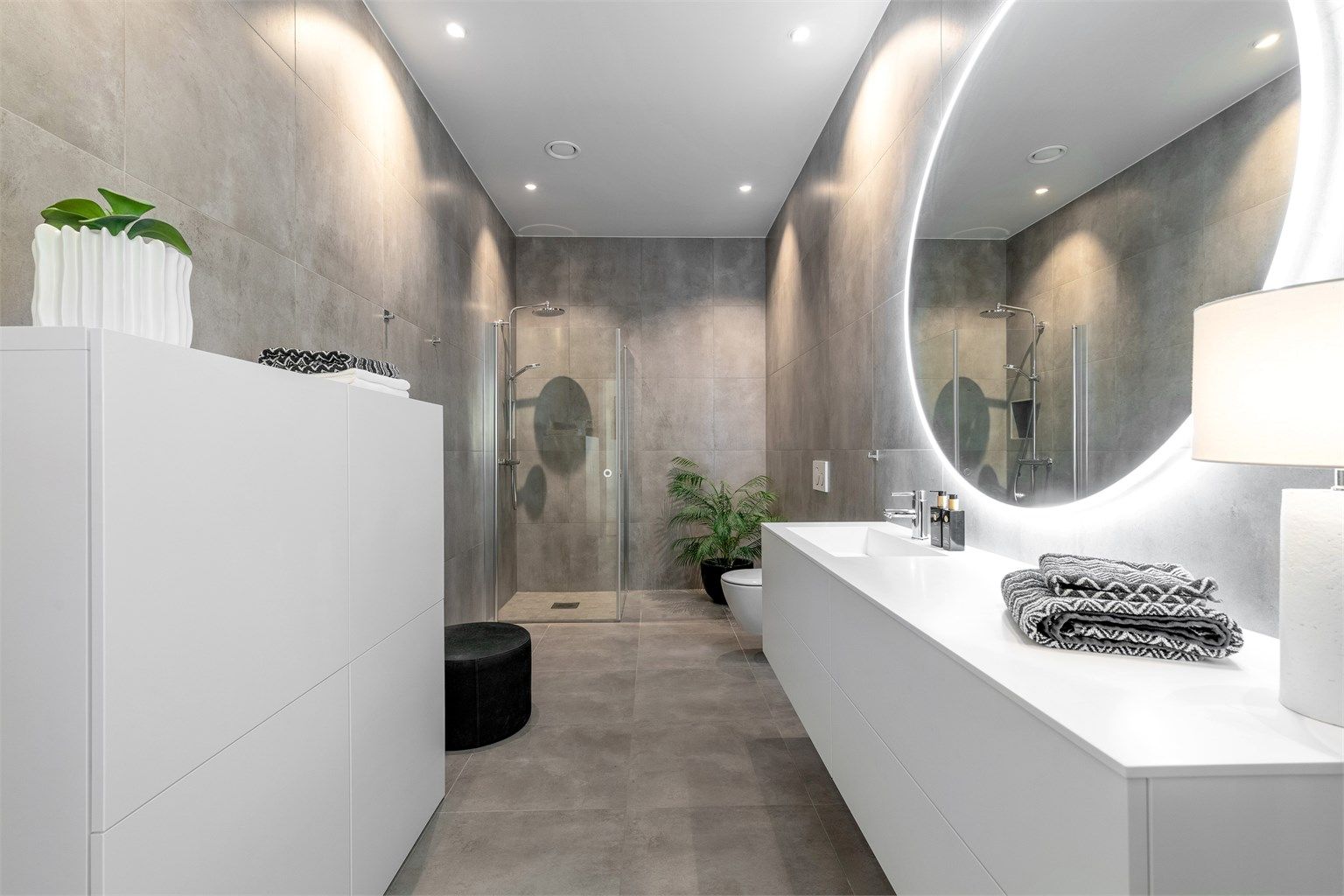 Stort og romslig bad i hovedetasjen. Baderomsinnredning fra Azzurro med glatte fronter og nedfelt vask med ett-greps armatur