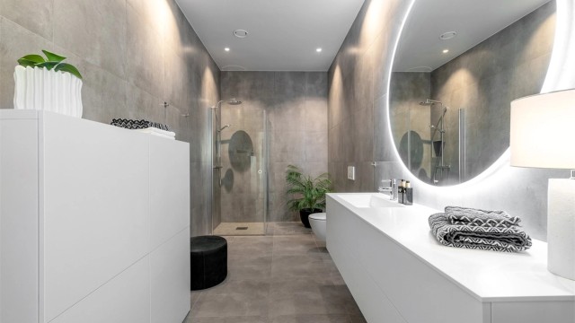 Stort og romslig bad i hovedetasjen. Baderomsinnredning fra Azzurro med glatte fronter og nedfelt vask med ett-greps armatur