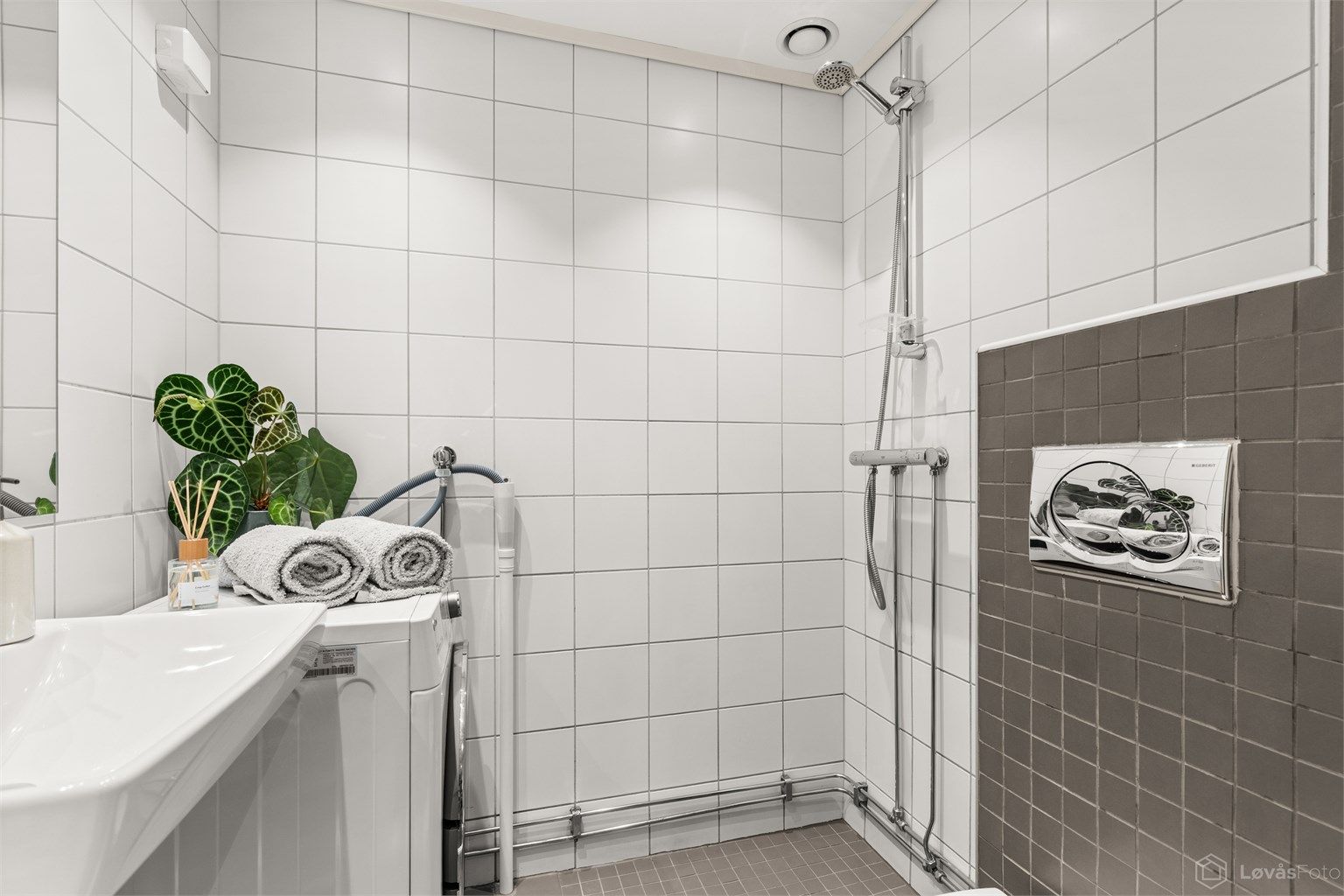 Badet er utstyrt med dusjhjørne og vegghengt toalett for enklere renhold.