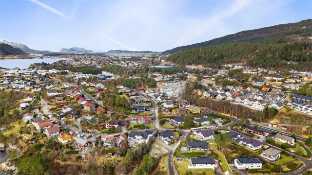 Dronebilde av boligområdet på Flisneset tatt fra øst mot vest