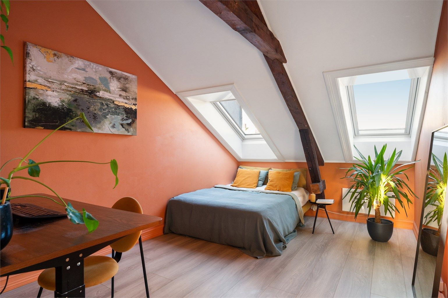 Soverom 2 er også malt i en frisk men stilig farge, og har som likhet med soverom 1 rikelig med plass til dobbeltseng med nattbord.