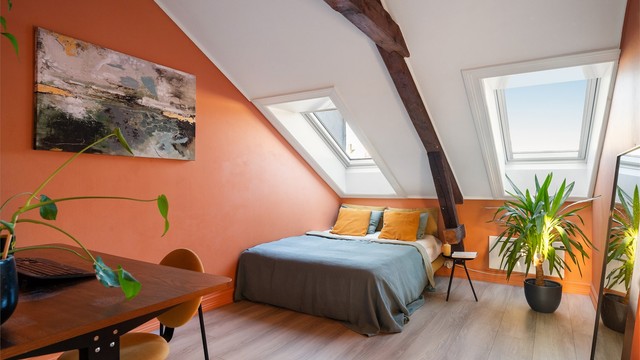 Soverom 2 er også malt i en frisk men stilig farge, og har som likhet med soverom 1 rikelig med plass til dobbeltseng med nattbord.