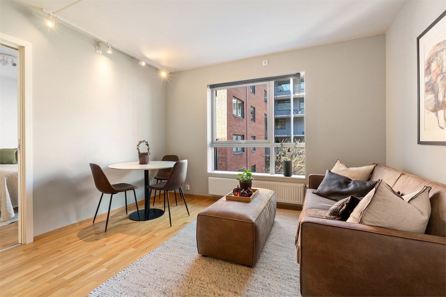 Vinduene har tre-lags glass fra byggeåret, som bidrar til god isolasjon og støyreduksjon.