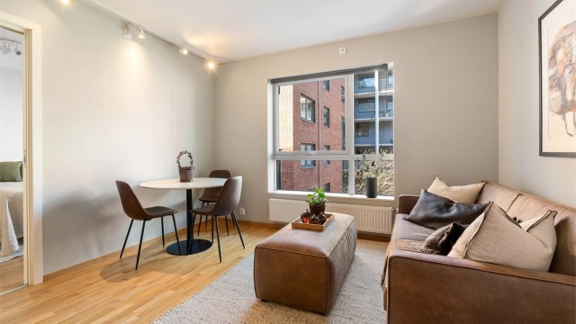 Vinduene har tre-lags glass fra byggeåret, som bidrar til god isolasjon og støyreduksjon.