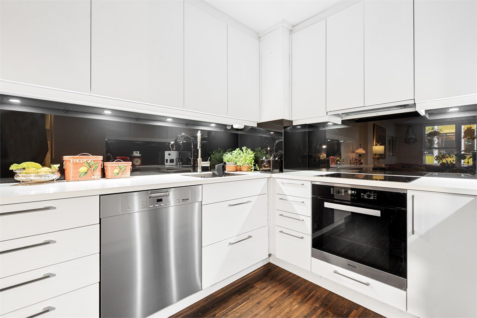 Kjøkkenet er plassbygget og har slette fronter fra Bærum kjøkken og en laminert benkeplate med nedfelt oppvaskkum.