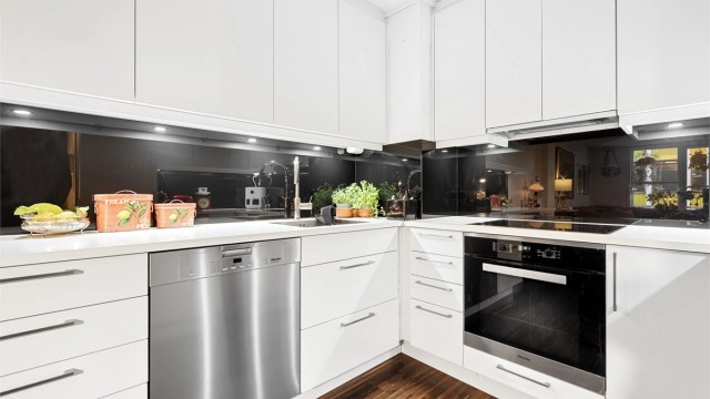 Kjøkkenet er plassbygget og har slette fronter fra Bærum kjøkken og en laminert benkeplate med nedfelt oppvaskkum.