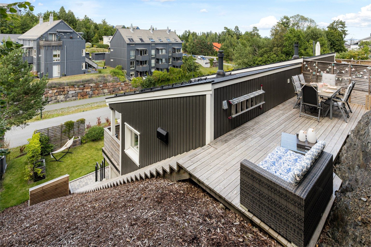 På takterrassen har man gode solforhold og man kan nyte fine ettermiddager i skjermede omgivelser