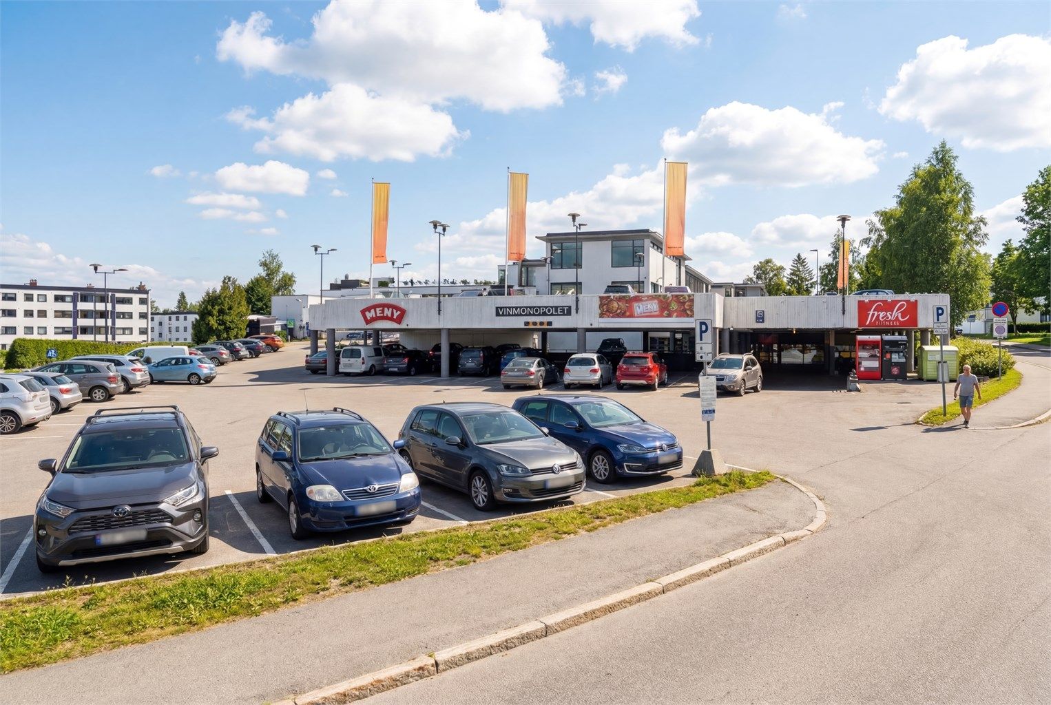 Østerås Senter med butikker, apotek, vinmonopol og treningssenter ligger rett ved siden av leiligheten.