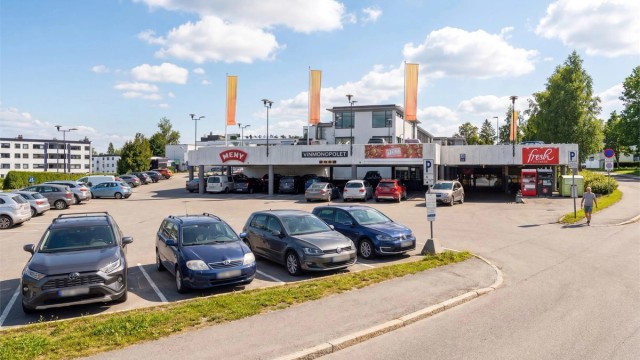 Østerås Senter med butikker, apotek, vinmonopol og treningssenter ligger rett ved siden av leiligheten.