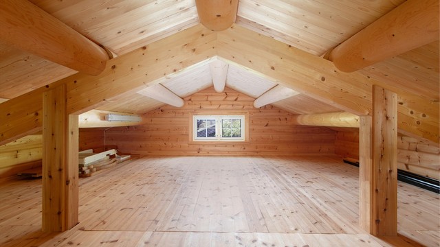 Garasjen har en romslig hems med tregulv og et gulvareal på ca. 33 m² for lagring.
