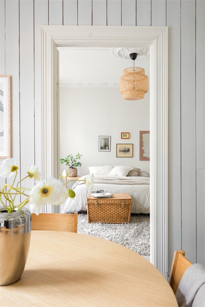 Fra kjøkkenet tar man seg videre inn til leilighetens andre stue.