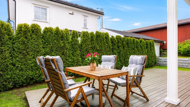 Den sydvendte plasseringen gir gode solforhold på uteplassen.