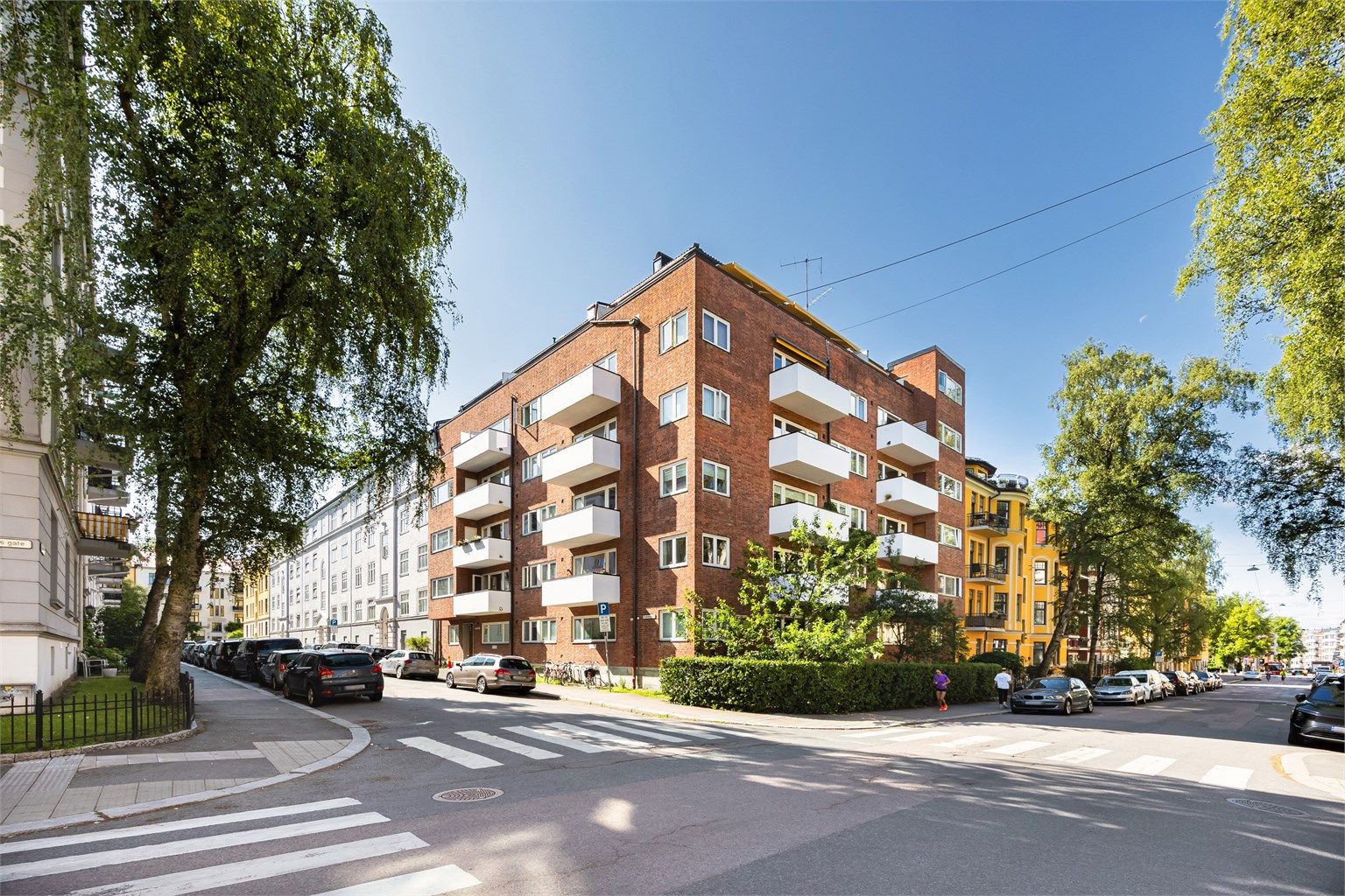 Leiligheten ligger tilbaketrukket og rolig til, men likevel med umiddelbar nærhet til Bogstadveien med "alt" av både service- og kollektivtilbud.