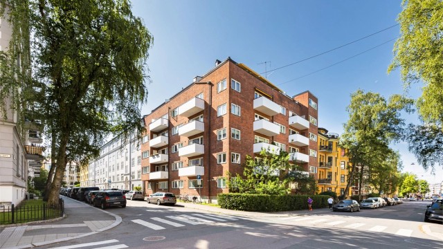 Leiligheten ligger tilbaketrukket og rolig til, men likevel med umiddelbar nærhet til Bogstadveien med "alt" av både service- og kollektivtilbud.