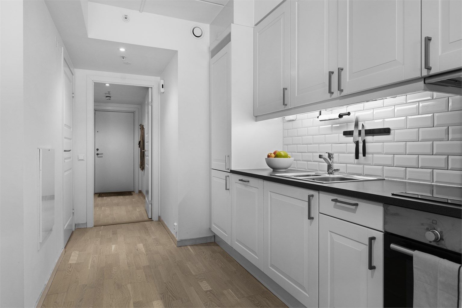 Kjøkkenet er fullt utstyrt med integrerte hvitevarer, inkludert stekeovn og oppvaskmaskin.