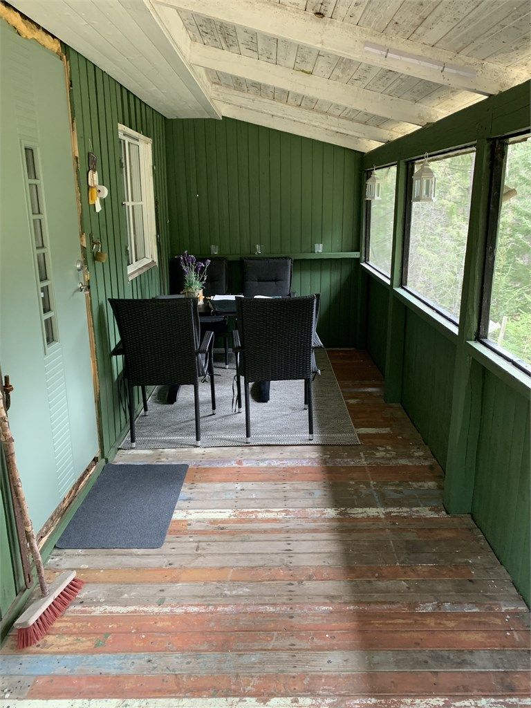 Lun og koselig uteplass under overbygget veranda