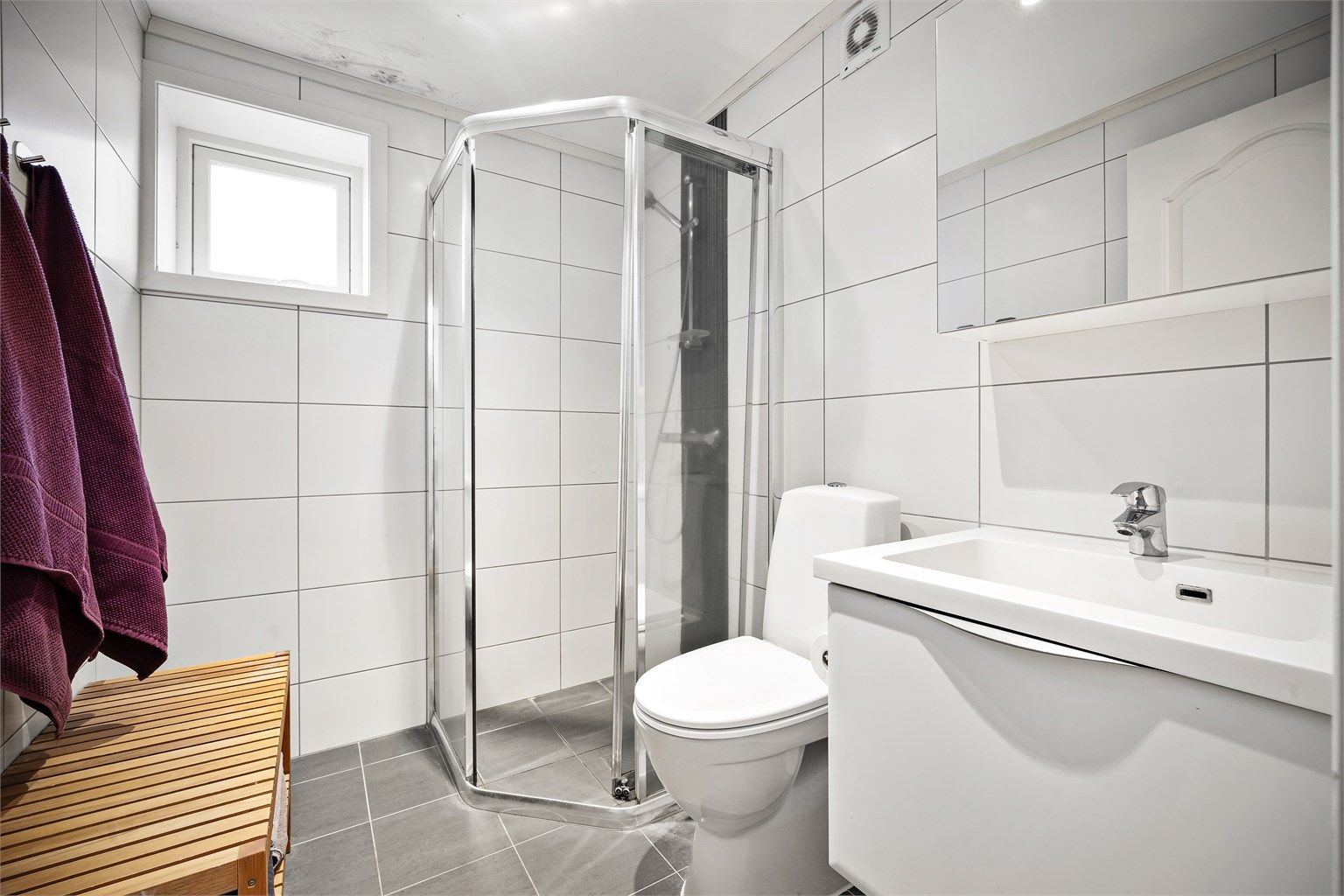 Pent bad i underetasjen som ble oppgradert med membran, overflater, innredning og inventar i 2014