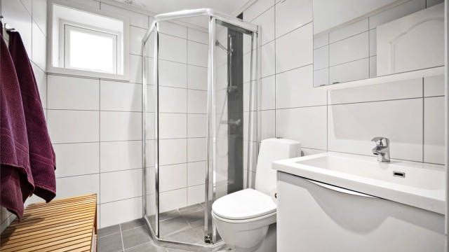 Pent bad i underetasjen som ble oppgradert med membran, overflater, innredning og inventar i 2014