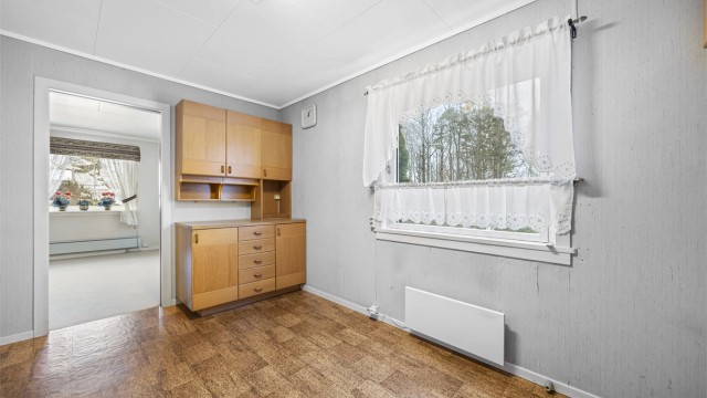 Det er plass til en spiseplass ved vinduet på kjøkkenet.