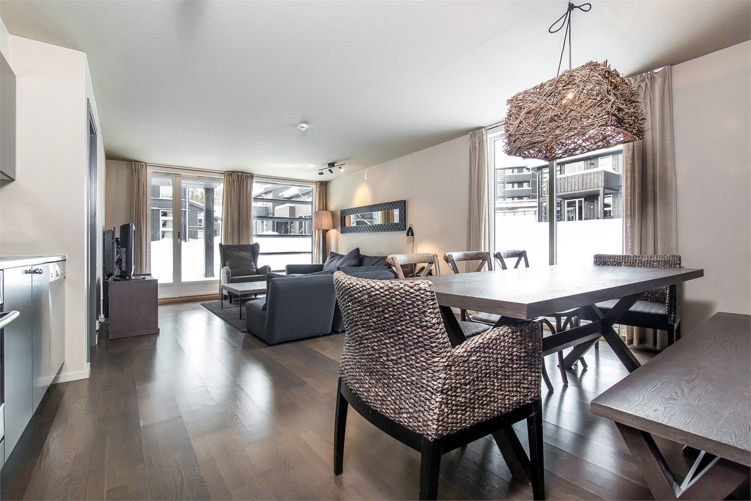 Illustrasjonsfoto. Romslig stue med god plass til familie og venner.